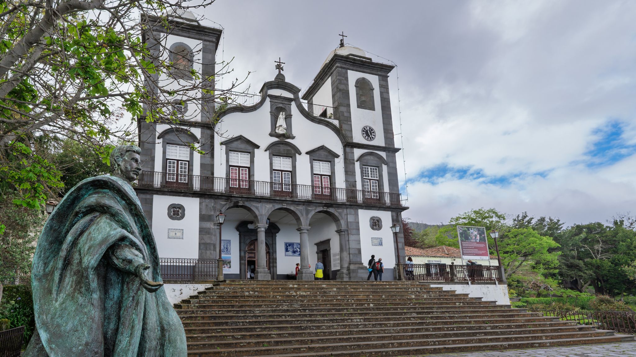 Die Kirche Santuário de Nossa Senhora do Monte ist eine bedeutende Wallfahrtskirche oberhalb von Funchal – bekannt für ihren Blick über Stadt und Meer sowie für das Grab des 2004 seliggesprochenen Kaisers und Königs Karl von Österreich-Ungarn.